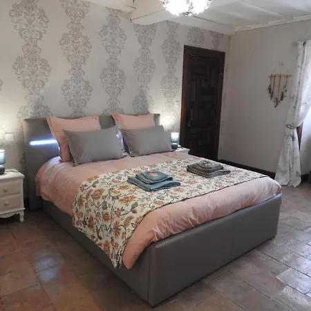 D'hotes La Dame Fines Bed & Breakfast